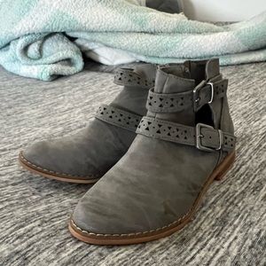 Women’s size 6 Rocket Dog booties